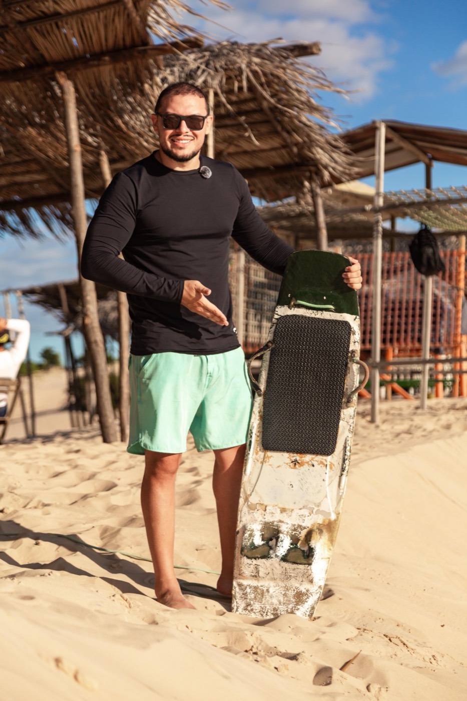 Instrutor com prancha de skibunda